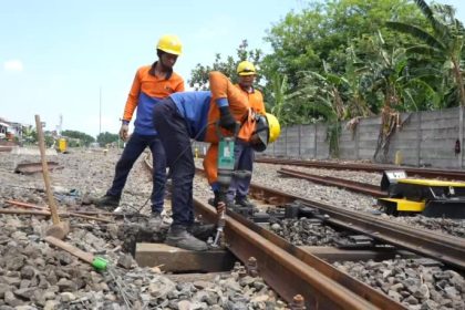 Petugas sedang memperbaiki rel kereta api. (Foto : kfp)