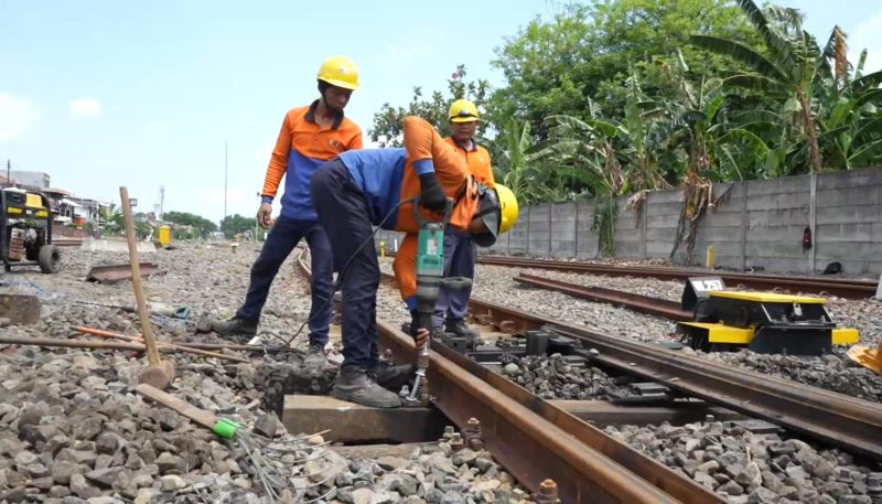 Petugas sedang memperbaiki rel kereta api. (Foto : kfp)