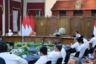 Rakor bersama Menteri Koordinator Bidang Pembangunan Manusia dan Kebudayaan (Menko PMK) RI Pratikno, Kepala Badan Nasional Penanggulangan Bencana (BNPB) Letjen TNI Suharyanto, Kepala Badan Meteorologi, Klimatologi dan Geofisika (BMKG) Dwikorita Karnawati, Pj Gubernur Jatim Adhy Karyono, Kepala Perangkat Daerah, maupun Kalaksa BPBD Kabupaten/Kota membahas Siaga Darurat Bencana Hidrometeorologi Tahun 2024 Wilayah Provinsi Jawa Timur, di gedung negara Grahadi, Surabaya. (foto : Adpim Pemprov Jatim)
