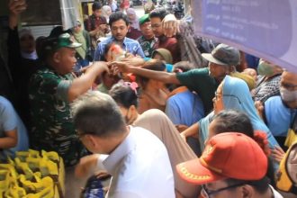 Warga antusias menerima bantuan beras di Pasar Dukuh Kupang Surabaya. (Foto: kfp)