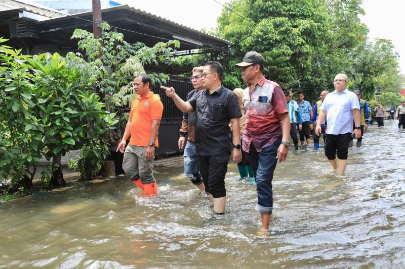 Pj Gubernur Jawa Timur Adhy Karyono meninjau pemukiman di Sidoarjo yang terendam banjir sejak 24 Desember 2024 lalu. (Foto : Adpim Prov Jatim)