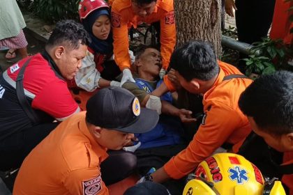 Juru parkir ikut menjadi korban mobil box terguling di depan Taman Prestasi. (Foto: kfp)