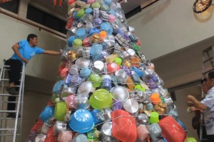 Pohon natal dari peralatan rumah tangga. (Foto : kfp)