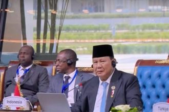 Presiden Prabowo Subianto menyampaikan pidatonya pada sesi khusus KTT ke-11 Developing Eight (D-8) di Istana Kepresidenan New Administrative Capital, Kairo, Mesir, pada Kamis, (19/12/2024). (Foto: BPMI Setpres/Pool Host D-8)