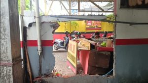 Warkop di kawasan Mulyorejo, Surabaya jebol ditabrak mobil. (Foto : kfp)