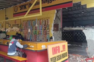Tembok warkop jebol ditabrak mobil itu tidak menimbulkan korban jiwa. (Foto : kfp)