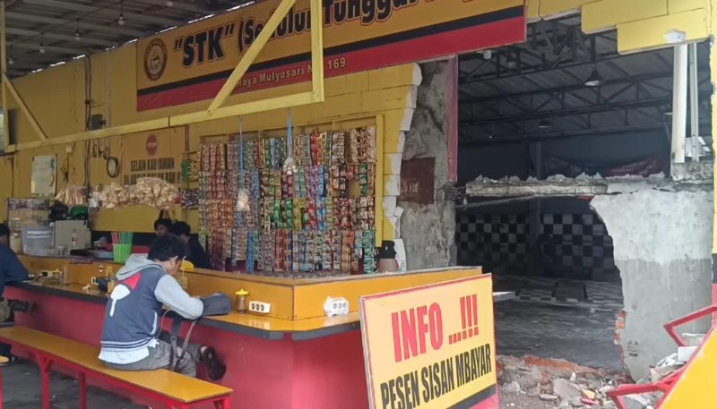 Tembok warkop jebol ditabrak mobil itu tidak menimbulkan korban jiwa. (Foto : kfp)
