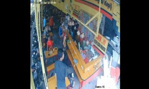 Penampakan tembok warkop di Mulyorejo jebol terpantau CCTV. (foto : kfp)