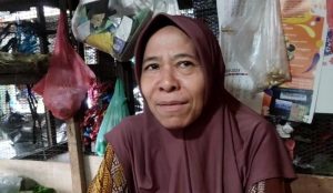 Pedagang dan pembeli mengeluh harga cabai rawit dan kebutuhan dapur terus naik. (Foto : kfp)