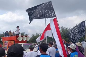 Warga di Surabaya demo menolak proyek reklamasi Surabaya Waterfront Land (SWL). (Foto : kfp)