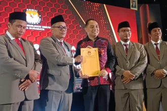 Ketua KPU Kota Surabaya Soeprayitno bersama Walikota Surabaya terpilih periode 2025-2030. (Foto : kfp)