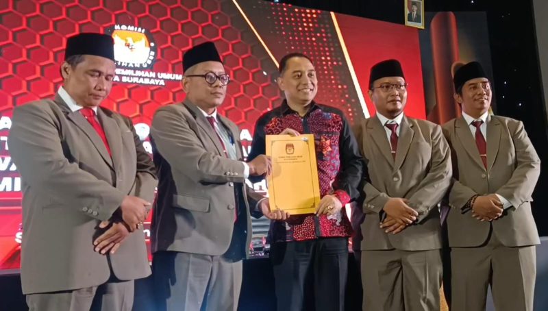 Ketua KPU Kota Surabaya Soeprayitno bersama Walikota Surabaya terpilih periode 2025-2030. (Foto : kfp)