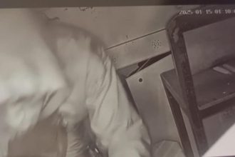 Pelaku pembobolan Konter HP Honey 8 di Surabaya terpantau CCTV. (Foto : kfp)