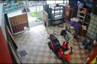 Kedua pelaku curanmor berbagi tugas. Ada yang mencuri, lainnya menunggu di luar. (Foto : CCTV/kfp)