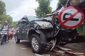 Mobil Daihatsu Terios yang dikemudikan Zahrul menabrak warung dan tiang listrik di Jalan Manyar Pasar, Surabaya. (Foto : kfp)