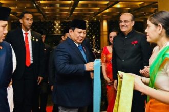 Kedatangan Presiden Republik Indonesia, Prabowo Subianto, di New Delhi disambut antusias oleh para mahasiswa Indonesia di India. (Foto: BPMI Setpres/Laily Rachev)