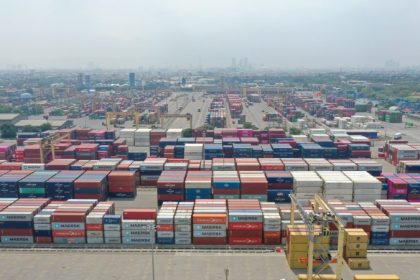 Kondisi lapangan penumpukan kontainer di PT Terminal Petikemas Surabaya. (Foto : TPS)