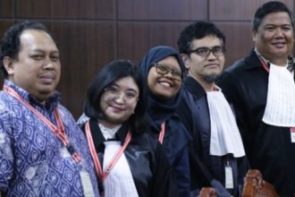 Pemohon didampingi kuasa hukumnya saat sidang pengucapan putusan, Jumat (3/1/2025). (Foto Humas MKRI/Bayu)