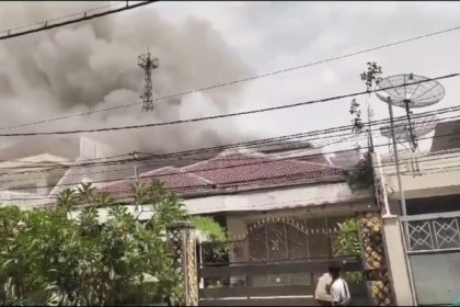 Rumah mewah di kawasan Dharmahusada, Surabaya mengalami kebakaran. (Foto : kfp)