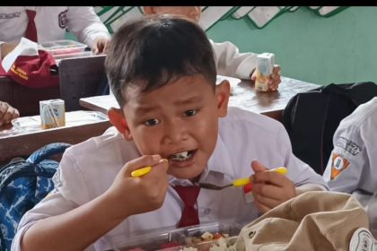 Siswa Sekolah Dasar di Surabaya mulai mengikuti program makan bergizi gratis. (foto : kfp)