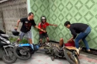 Petugas Reskrim Polsek Simokerto meringkus dua pelaku spesialis pencurian sepeda motor (curanmor) di Surabaya. (Foto : kfp)