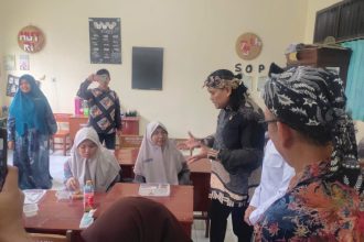 Anggota Komisi IX DPR RI Nurhadi meninjau program Makan Bergizi Gratis (MBG) di Pesantren Al Azhaar, Kedungwaru, Tulungagung. (Foto : Al Azhaar)