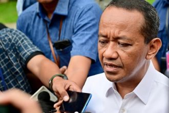 Bahlil Lahadalia, Menteri Energi dan Sumber Daya Mineral (ESDM) memberikan keterangan pers kepada awak media usai pertemuan di Istana Kepresidenan, Jakarta, pada Selasa (4 /2/2025). (Foto: BPMI Setpres/Rusman)