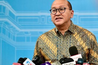 Rosan Roeslani, Menteri Investasi dan Hilirisasi/Kepala BKPM memberikan keterangan pers kepada awak media di komplek Istana Kepresidenan Jakarta, pada Selasa (4/2/2025). (Foto: BPMI Setpres)