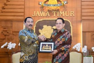 Pj Gubernur Jatim Adhy Karyono MoU dengan Rektor IPDN Hadi Prabowo untuk mendirikan Sekolah Taruna Pamong Praja di Bojonegoro. (foto: adpim jatim)