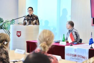 Pj Gubernur Jatim Adhy Karyono saat acara peresmian Western Sydney University di Pakuwon Tower, Surabaya. (foto : adpim jatim)