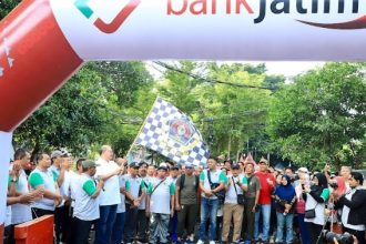 Plh Sekdaprov Jatim Bobby Soemiarsono memberangkatkan Jalan Sehat Bersama Wartawan dalam rangka memperingati Hari Pers Nasional (HPN) Tahun 2025 dan HUT ke 79 PWI, di Taman Apsari, Surabaya. (foto : humas)