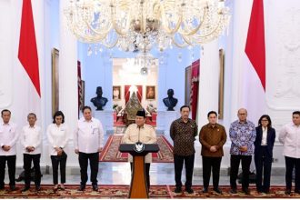 Presiden Prabowo Subianto mengumumkan Peraturan Pemerintah (PP) Nomor 8 Tahun 2025 tentang, kewajiban penyimpanan Devisa Hasil Ekspor Sumber Daya Alam (DHE SDA), di Istana Merdeka, Jakarta. (Foto: BPMI Setpres/Muchlis Jr)