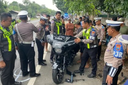 Satlantas Polres Situbondo mengevakuasi moge Harley Davidson yang dikendarai Bendahara Umum DPP partai Demokrat Renville Antonio yang terlibat kecelakaan di Jalan Asembagus. (foto: Satlantas Polres Situbondo)