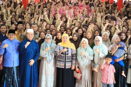 Gubernur Jawa Timur Khofifah Indar Parawansa bersama para guru. (foto : dok adpim jatim)