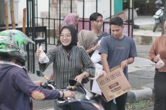 Generasi muda yang tergabung dalam DPC PIM Kabupaten Nganjuk berbagi takjil ke pengguna jalan. (Foto : PIM Nganjuk)