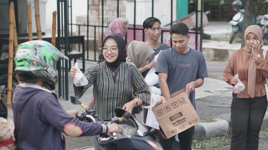 Generasi muda yang tergabung dalam DPC PIM Kabupaten Nganjuk berbagi takjil ke pengguna jalan. (Foto : PIM Nganjuk)