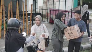 Pembagian takjil gratis dari DPC PIM Kabupaten Nganjuk mendapatkan sambutan baik dari pengguna jalan di Jalan Imam Bonjol, Nganjuk. (Foto : PIM Nganjuk)