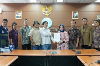 Ketua BPPA Bambang Santoso menyerahkan berita acara Ketua Dewan Pers Ninik Rahayu, diskasikan anggota Dewan Pers yakni Totok Suryanto; Asep Setiawan; Sapto Anggoro; dan Wakil Ketua Dewan Pers M Agung Dharmajaya (menyaksikan secara daring), serta anggota BPPA lainnya. (foto : Dewan Pers)