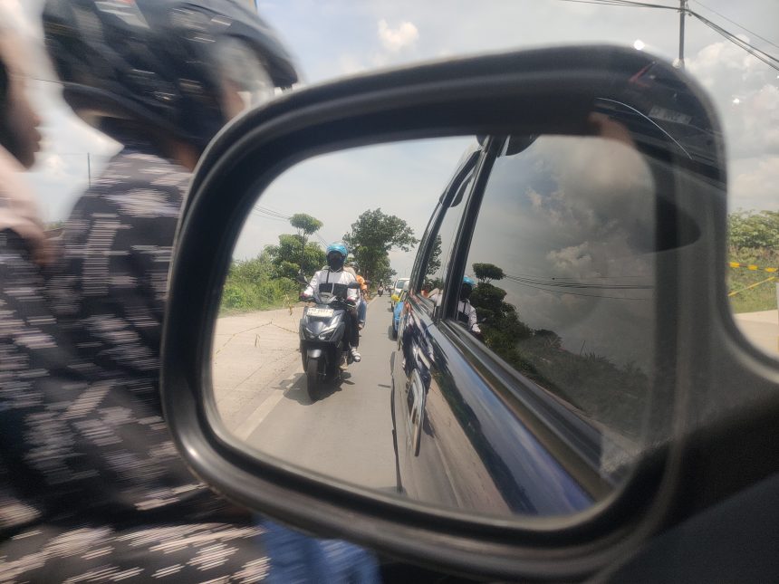 Suasana harus lalu lintas dari arah Duduksampeyan Gresik menuju ke Kota Lamongan. (Foto: Rois/siginews)