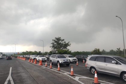 Antrean kendaraan menuju pintu tol Singosari pada arus balik pada H+4 lebaran tahun 2025. (Foto : Rois/siginews)
