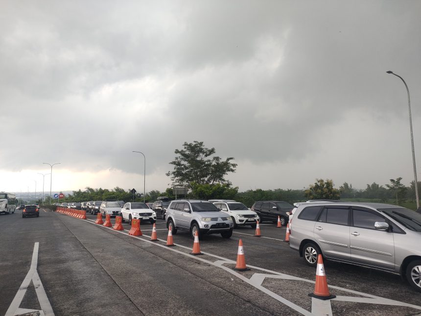 Antrean kendaraan menuju pintu tol Singosari pada arus balik pada H+4 lebaran tahun 2025. (Foto : Rois/siginews)