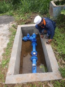 Pipa dan water flow meter yang terlihat seperti baru terpasang di Desa Klampok, Kecamatan Singosari, Kabupaten Malang. (Foto : Diharjo/siginews.com)