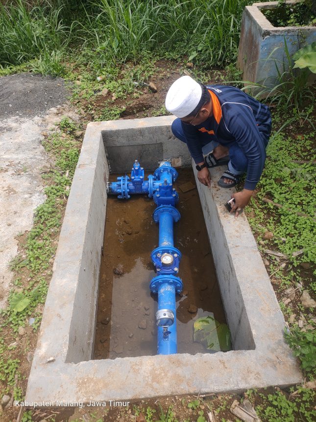 Pipa dan water flow meter yang terlihat seperti baru terpasang di Desa Klampok, Kecamatan Singosari, Kabupaten Malang. (Foto : Diharjo/siginews.com)