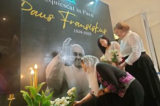 Umat Kristiani di Kota Surabaya menggelar Misa Requiem, di Gereja Hati Kudus Yesus Katedral Surabaya, di Jalan Polisi Istimewa, Tegalsari, Surabaya, Selasa (22/4/2025) malam. (foto-foto : rois/siginews.com)