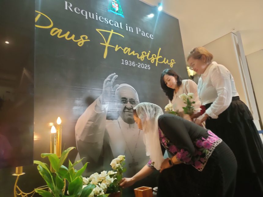 Umat Kristiani di Kota Surabaya menggelar Misa Requiem, di Gereja Hati Kudus Yesus Katedral Surabaya, di Jalan Polisi Istimewa, Tegalsari, Surabaya, Selasa (22/4/2025) malam. (foto-foto : rois/siginews.com)
