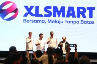 Dari kiri: Direktur & Chief Commerce Officer XLSMART David Arcelus Oses; Direktur & Chief People Officer XLSMART Jeremiah Rathadi; President Direktur & CEO XLSMART Rajeev Sethi, dan Direktur & Chief Corporate Affair & Regulatory Officer XLSMART Merza Fachys saat jumpa pers di Surabaya, Rabu (30/4/2025). (foto: rois/siginews)