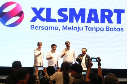 Dari kiri: Direktur & Chief Commerce Officer XLSMART David Arcelus Oses; Direktur & Chief People Officer XLSMART Jeremiah Rathadi; President Direktur & CEO XLSMART Rajeev Sethi, dan Direktur & Chief Corporate Affair & Regulatory Officer XLSMART Merza Fachys saat jumpa pers di Surabaya, Rabu (30/4/2025). (foto: rois/siginews)