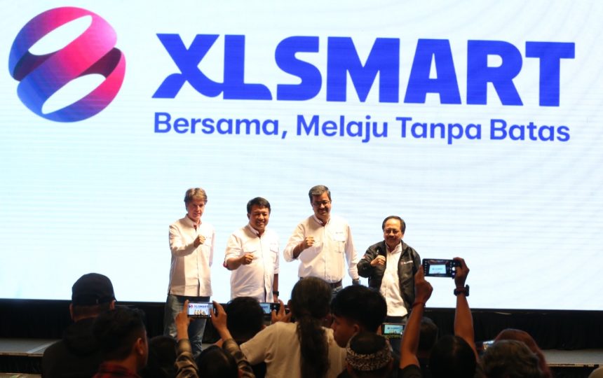Dari kiri: Direktur & Chief Commerce Officer XLSMART David Arcelus Oses; Direktur & Chief People Officer XLSMART Jeremiah Rathadi; President Direktur & CEO XLSMART Rajeev Sethi, dan Direktur & Chief Corporate Affair & Regulatory Officer XLSMART Merza Fachys saat jumpa pers di Surabaya, Rabu (30/4/2025). (foto: rois/siginews)