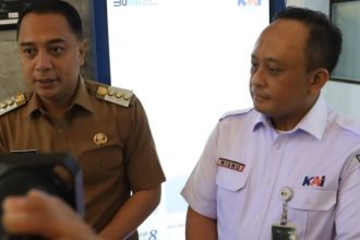 Walikota Surabaya Eri Cahyadi bersama dengan Daop 8 PT KAI membahas perlintasan kereta api sebidang di Kota Surabaya. (Foto : Pemkot Surabaya)