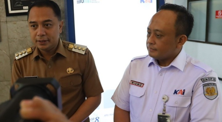 Walikota Surabaya Eri Cahyadi bersama dengan Daop 8 PT KAI membahas perlintasan kereta api sebidang di Kota Surabaya. (Foto : Pemkot Surabaya)